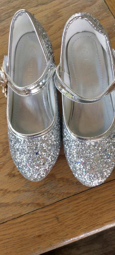 Both dresses are a size 8 and 13 shoes - Thumbnail 6