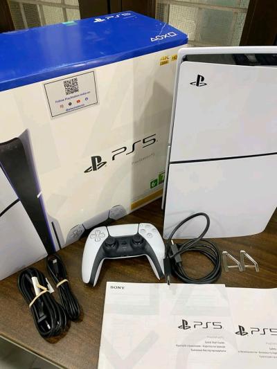 PLAYSTATION 5 PS5  08 GAMES  02 CARRYING CASES