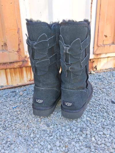 Barely Used Ugg boots the Bailey bow size 8 - Thumbnail 2