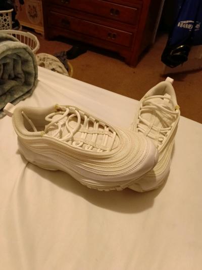 tenis blancos solamente tienen una usada size 6