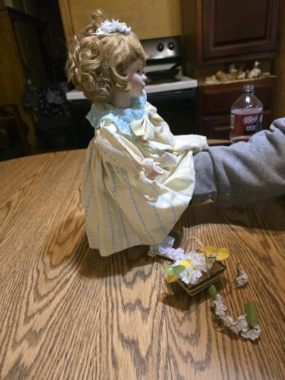 Daisy chain porcelain doll by Ashton drake - Thumbnail 3