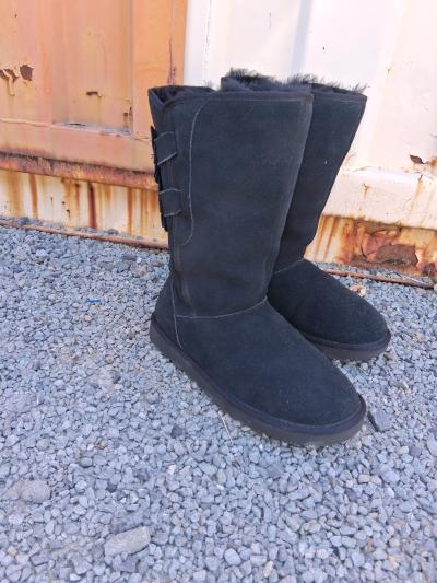 Barely Used Ugg boots the Bailey bow size 8