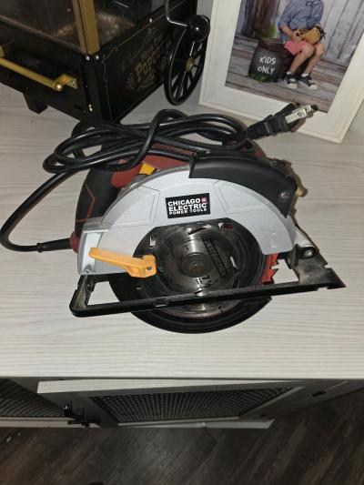 Chicago Electric Circular Saw w Blade  Like New