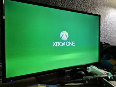 Xbox One and Controller - Thumbnail 3