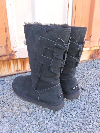 Barely Used Ugg boots the Bailey bow size 8 - Thumbnail 3