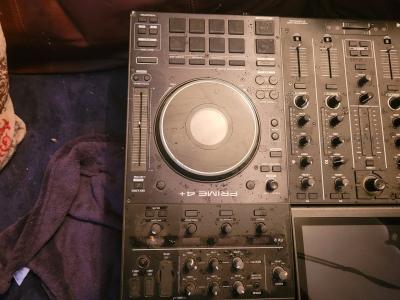 Denon DJ Prime 4 music mixer with touch screen - Thumbnail 4