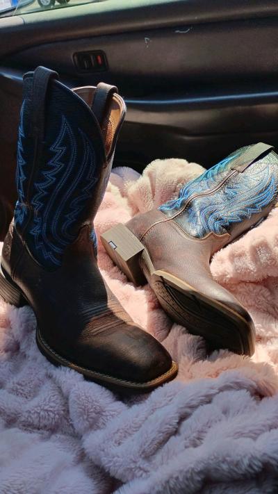 Ariat square toed boots size 10 - Thumbnail 2