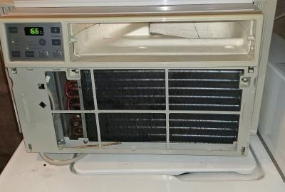 GE 6000 BTU Window Air Conditioner  Clean  Works Great - Thumbnail 2