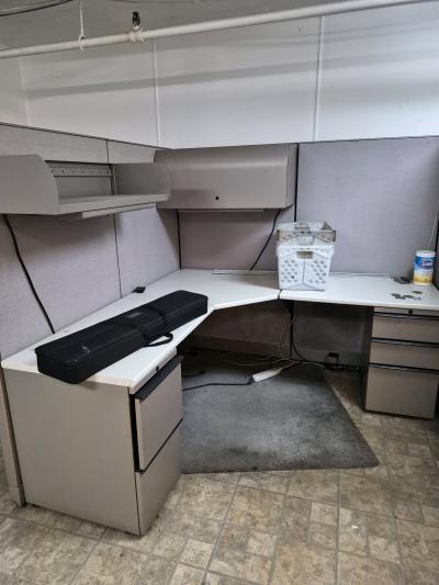 Office Furniture Desks miscellaneous items - Thumbnail 3