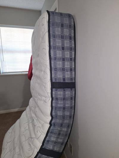 Twin mattress - Thumbnail 2