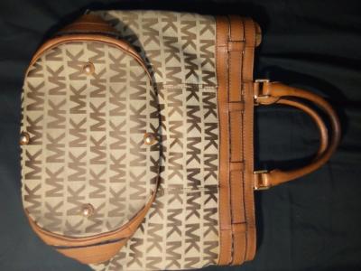 MK ladies hand bag good for traveling - Thumbnail 2