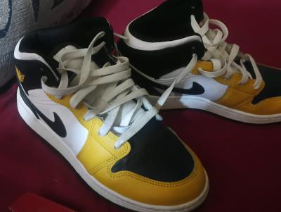 Yellow black and white Air Jordans - Thumbnail 4