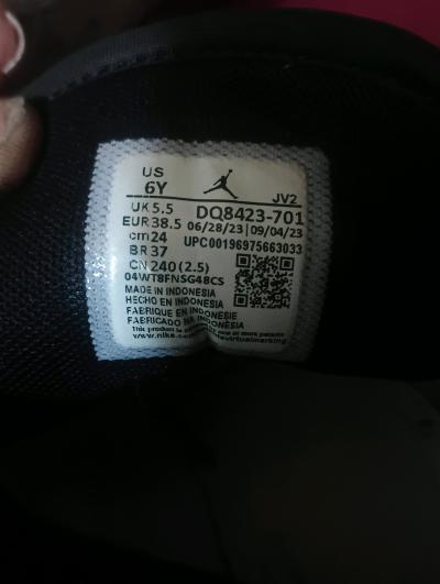 Yellow black and white Air Jordans - Thumbnail 2