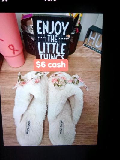 Beautiful floral slippers must pickup - Thumbnail 2