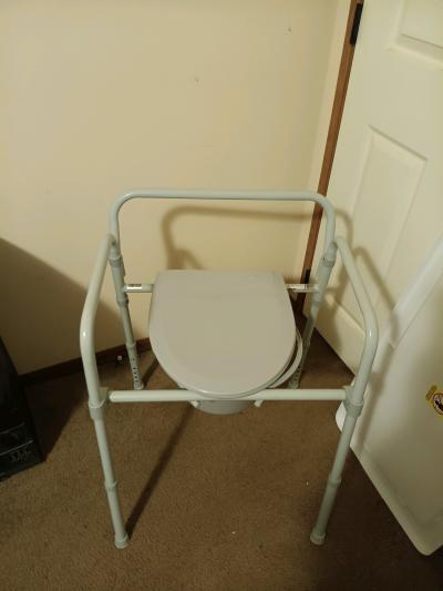 Commode with bucket