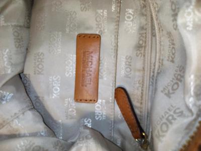 MK ladies hand bag good for traveling - Thumbnail 4