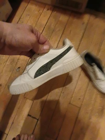 kids puma shoes size 4 white with black streack - Thumbnail 2