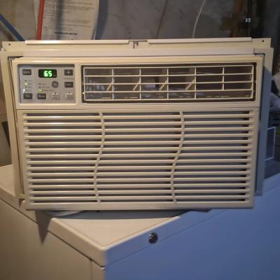 GE 6000 BTU Window Air Conditioner  Clean  Works Great