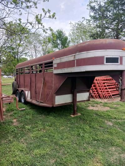 16 Foot Chaparral Livestock Trailer - Thumbnail 2