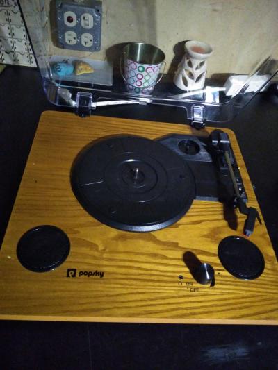 Popsky 3Speed Turntable w Bluetooth capability and speakers