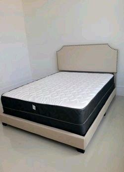 Cama Size Queen beige con colchon incluido