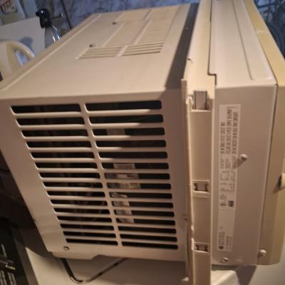 GE 6000 BTU Window Air Conditioner  Clean  Works Great - Thumbnail 4