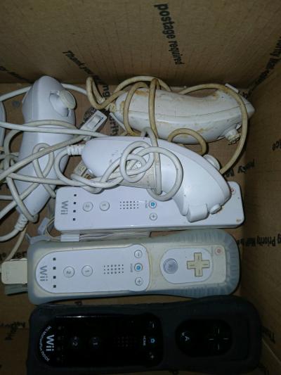 Nintendo Wii controllers - Thumbnail 3