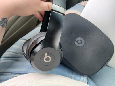 beats studio 4 with case and aux and charger - Thumbnail 2