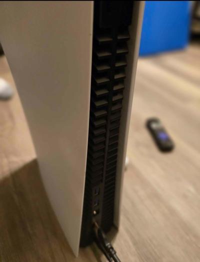 PlayStation 5 - Thumbnail 2