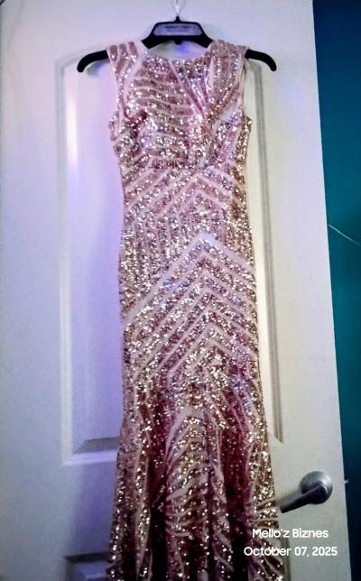A couple of different dresses - Thumbnail 3