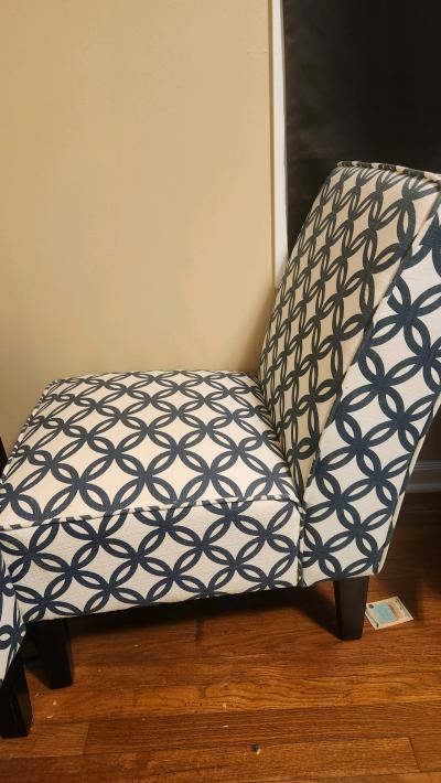 2 chairs and table - Thumbnail 2