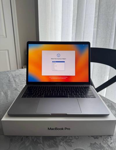 MacBook Pro - Thumbnail 3