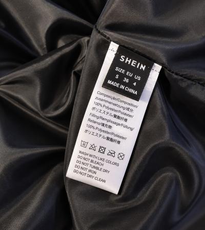 black puffer jacket with a cropped fit - Thumbnail 3