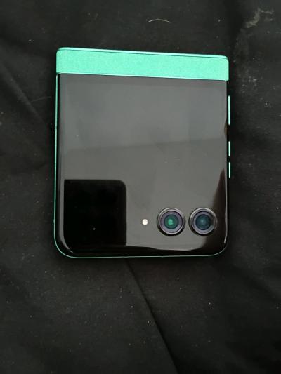 Motorola Razr 2025 256GB Storage Smartphone - Thumbnail 3