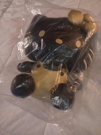 hello kitty target exclusive gold and black - Thumbnail 2