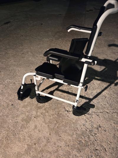 wheel chair very clean and operable - Thumbnail 4