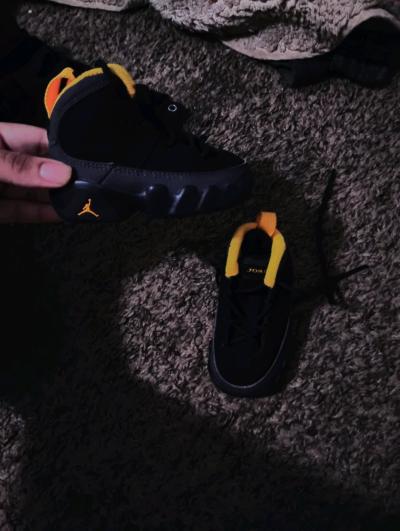 black and yellow baby boy jordans size 3y - Thumbnail 2