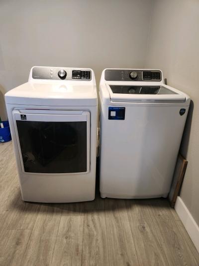 Midea fullsize washer and dryer set - Thumbnail 2