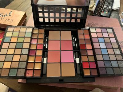 Victorias Secret large pallet includes eyeshadow blush - Thumbnail 2