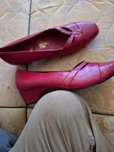 Shoes looks pretty good quality for women