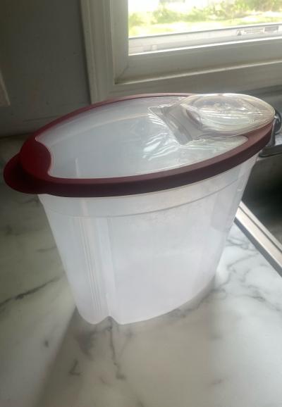 Rubbermaid Cereal keeper