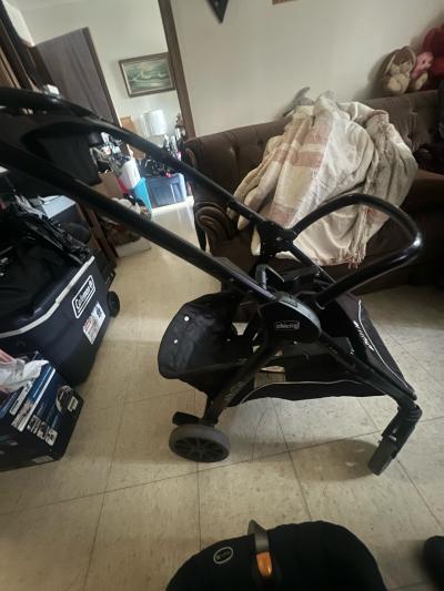 Infant rear facing car seat with all working parts - Thumbnail 4