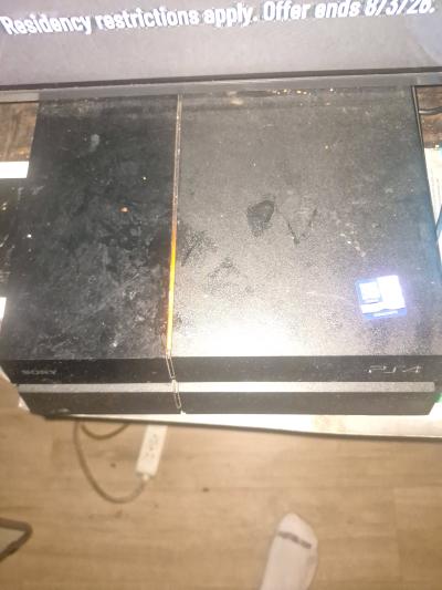 play station 4 with 3games and one controller