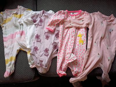 bundle of baby girl clothes sizes 0 to 3 months - Thumbnail 3