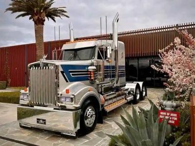 Neatly used 2019 Freightliner Cascadia truck - Thumbnail 2