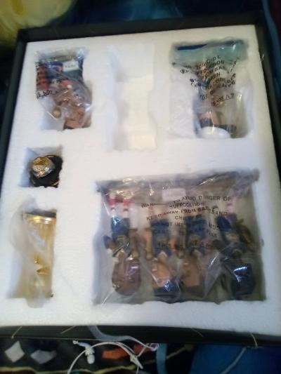 Im selling this 2 boxes of warriors of bubble heads and sell - Thumbnail 3