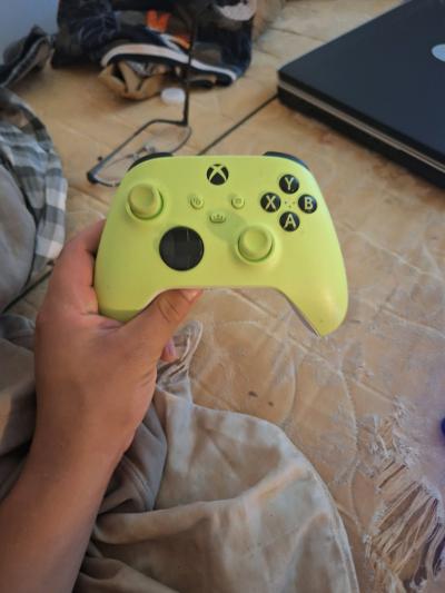 Good controller barely used I dont i dont use - Thumbnail 4