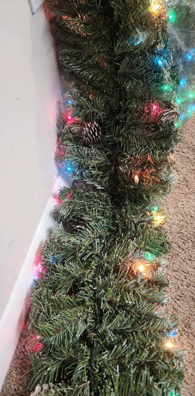 Realistic 9ft flocked garland w multi lights and pinecones - Thumbnail 6