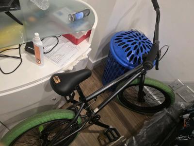 BMX elite negra pero con ruedas verdes - Thumbnail 2