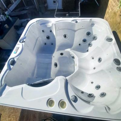 hot tub - Thumbnail 3